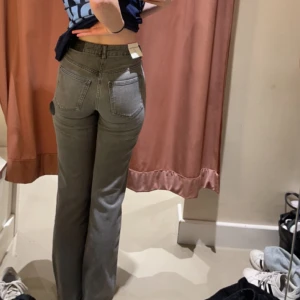 Gråa jeans från gina - Säljer nu mina gråa jeans ifrån gina tricot då dom inte längre passar, jag har fler bilder om du är intresserad. Obs detta är endast bilder från omklädningsrummet innan jag köptr byxorna. Har som sagt fler bilder om det behövs