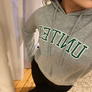 Grå Hoodie  - Grå Hoodie med tryck, lite kroppad än ”vanliga” Hoodies. 