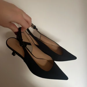 Slingback klackskor  - Spetsiga slingbacks från other stories. Använda en gång och säljer då dem var för stora för mig💕skriv för fler bilder. Köpta för 899kr