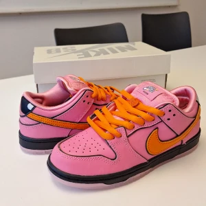 Nike Sb dunk Low Powerpuff Blossom - Nike Sb dunk Low Powerpuff Blossom, oanvända och kvitto finns. Jättelimiterade, går för 3600 vanligtvis. Mitt pris, 2899. Storlek 36. Passar både kvinna och man. Använd gärna köp nu funktionen 😊