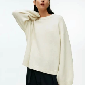 Arket vit stickad tröja alpackablandning - Säljer min slutsålda vita stickad tröja från arket i storlek xs, oversized så passar även s och liten m. Använd 2 gånger och är som ny💕