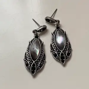 Vackert skimrande örhängen med abalone och svarta diamanter  Okänt material 