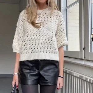 Tröja - Jättefin stickad tröja från zara, säljer då den tyvärr inte passar mig 💗