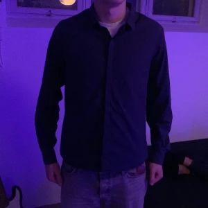 Skjorta - Hej! Säljer nu denna sjukt snygga och stilrena skjortan som är perfekt nu till nyår! Nypris: 2500+- Mitt pris: 299 Storlek L men passar M också! Modellen på bilden är 190 cm och väger  80 kg!