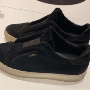 Arigato skor - Bra skick utan skador men lite smutsiga på den vita nedre delen av skon som enkelt går att lösa. Bra skick o använda runt ett år men har tagit hand om dom bra. Dm vid intresse eller andra funderingar. Byte av andra Arigato fungerar även bra