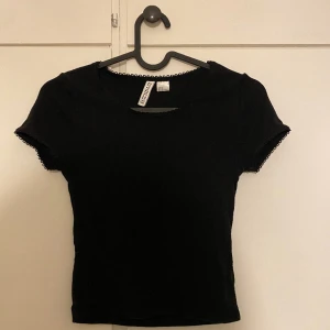Topp med spetskant - superfin kort topp med spetsdetaljer kring ärmar och hals🌷använd ett fåtal gånger! den är i storlek XS, men då den är från divided kan den uppfattas som lite liten!