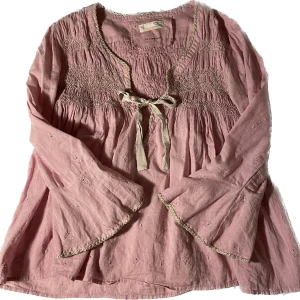 Rosa Odd Molly Blus - Rosa Odd Molly blus med rosett🎀Köpt second hand men endast använd 1 gång av mig, säljer pga har ingen användning💋