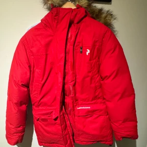 Peak jacka - Säljer en fin jacka som är sparsamt använd. Köp för 1100 plus frakt eller hämta i nacka