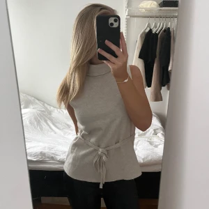 Zara topp - Super fin stickad topp från zara med knytning!!! Helt oanvänd med lappen kvar💗har en likadan i grå också om nån är intresserad💗köpt för 330kr