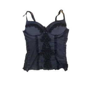 Linne  - Jättesnyggt linne med super fina detaljer! Vadderad och ingen bygel. Banden är trasiga så jag har satt säkerhetsnålar och då funkar de bra🖤 storlek S