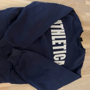 Hoodie från Gina  - Säljer denna sweatshirten från Gina trickot eftersom att den inte passar mig längre. Köpte den för 250 och säljer den för 100kr❤️❤️