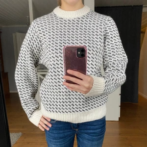Stickad tröja  - Vit och svart mönstrad stickad tröja som är så gosig. Den är köpt på herr avdelningen och är märket Vailent. Den är storlek XS men sitter lite oversized då det är herr modell. Den är perfekt till vintern och är väldigt varm!!:)