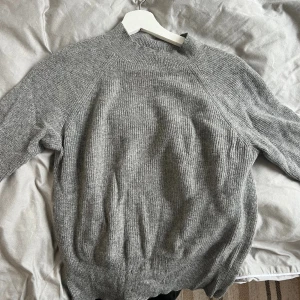 Kashmir tröja  - Tunn grå Kashmirtröja från H&M premium selection. Såå mjuk och fin! Använder tyvärr inte längre. Generellt i fint skick, men har ett litet igensytt hål på ena ärmen. 100% Kashmir 