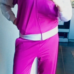 Lila vintage adidas dress - Den är i bra skick, snygg och älskar man adidas måste man ha den här 