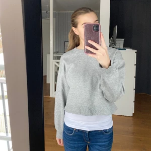 Grå sweatshirt  - Snygg grå sweatshirt som är lite kortare. Den är från Zara och är strl S. Säljer den enbart för att jag inte har fått någon användning för den men skitsnygg!!