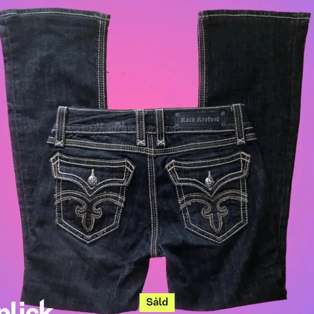 Super fina jeans med snygga detaljer på fickorna. Säljer pga att de inte används och är lite för stora. Måtten är 90 från knappen runt midjan, 88 innerbens längd och 110 cm i längden. Skriv om ni har några frågor!😇😍. Jeans & Byxor.