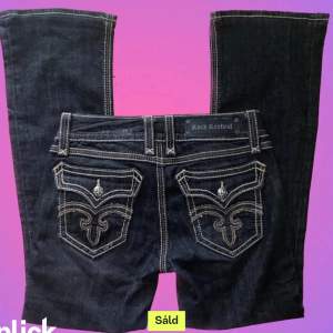 Super fina jeans med snygga detaljer på fickorna. Säljer pga att de inte används och är lite för stora. Måtten är 90 från knappen runt midjan, 88 innerbens längd och 110 cm i längden. Skriv om ni har några frågor!😇😍