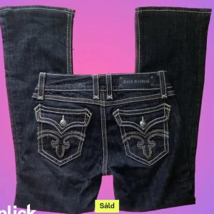 Rock revival  - Super fina jeans med snygga detaljer på fickorna. Säljer pga att de inte används och är lite för stora. Måtten är 90 från knappen runt midjan, 88 innerbens längd och 110 cm i längden. Skriv om ni har några frågor!😇😍
