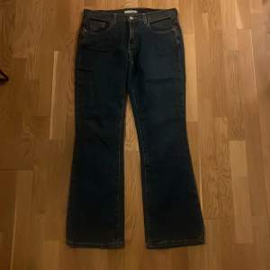 Säljer mina fina Levis jeans pågrund av att de är för små. 8 medium i stolek Levis 515 Är en äldre model men otroligt fint skick! Funkar abslut för någon i lite längre längd såsom 170-175 även under de. 