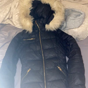 Rock and blue jacka  - Super fin rock and blue jacka! Tyvärr har den lite små defekter te.x är det små hål i den. Men är enkelt att sy ihop. Kan sy ihop den för en extra slant! Kan gå ner i pris vid snabb affär