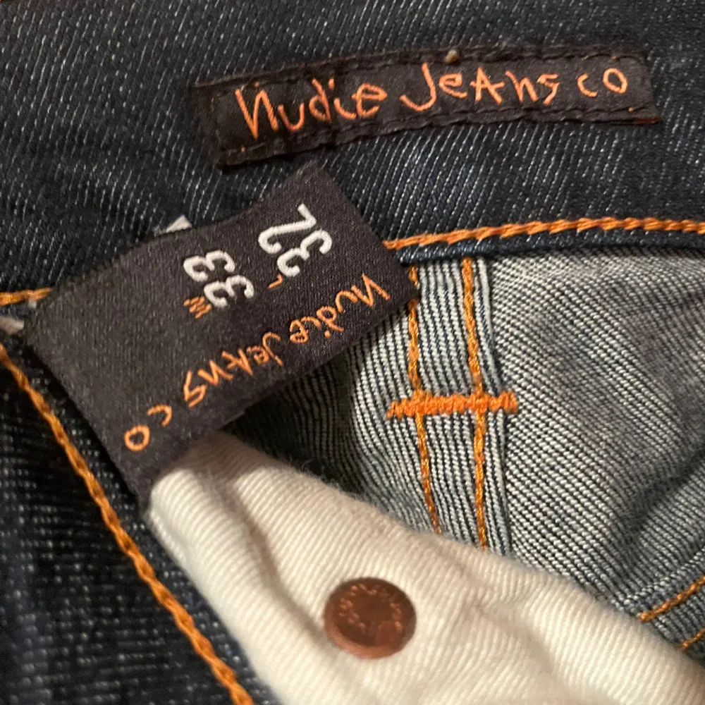 Riktigt fina slim/skinny fit nudie jeans i modellen lean dean. Storlek W33 L32 Fråga gärna om mått och fler bilder😁 En lagning mellan bena annars perfekt skick  Producerade i Italien. Jeans & Byxor.