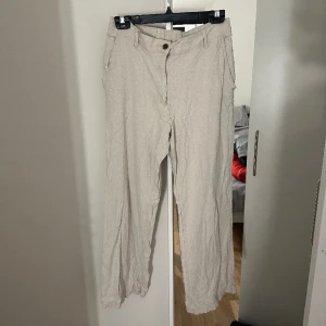 Beiga linnebyxor - Ett par svinsnygga mid-waisted linne byxor från H&M, tyvärr får man inte riktigt med hur passformen ser ut på bild men de är finare irl. Säljer för att dom är för korta för mig, jag är 170 ungefär. Strl M 💛De är i nyskick!
