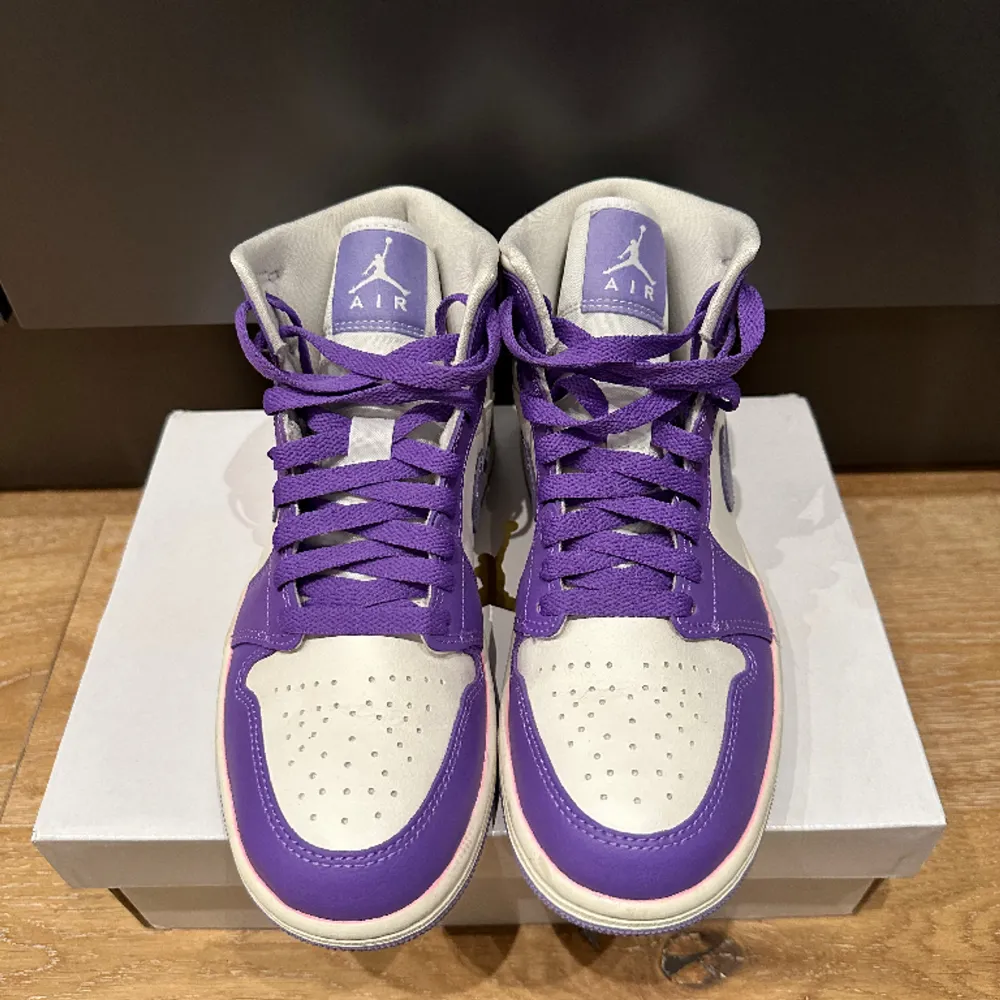 Air Jordan 1mid action grape/sky/light purple endast använda 1 gång, köpta på zalando för ca 3 månader sen. Skor.
