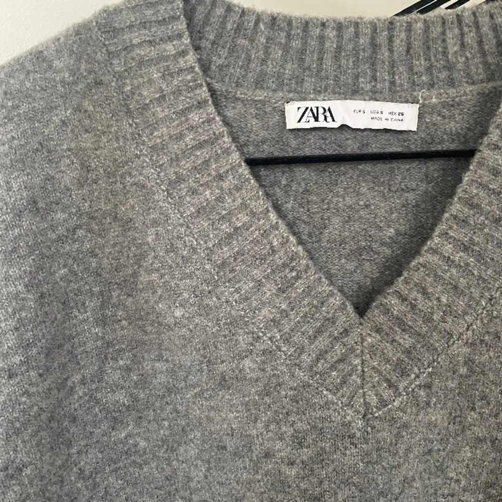 Så fin och väldigt skön stickad tröja från Zara som tyvärr inte kommer till användning längre! Kan mötas upp i Sthlm, annars står köparen för frakten. Stickat.