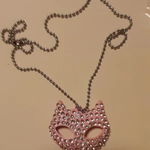 Vintage Halsband  - Kitty hänget med glittrande stenar, med kulkedja. Oanvänt 