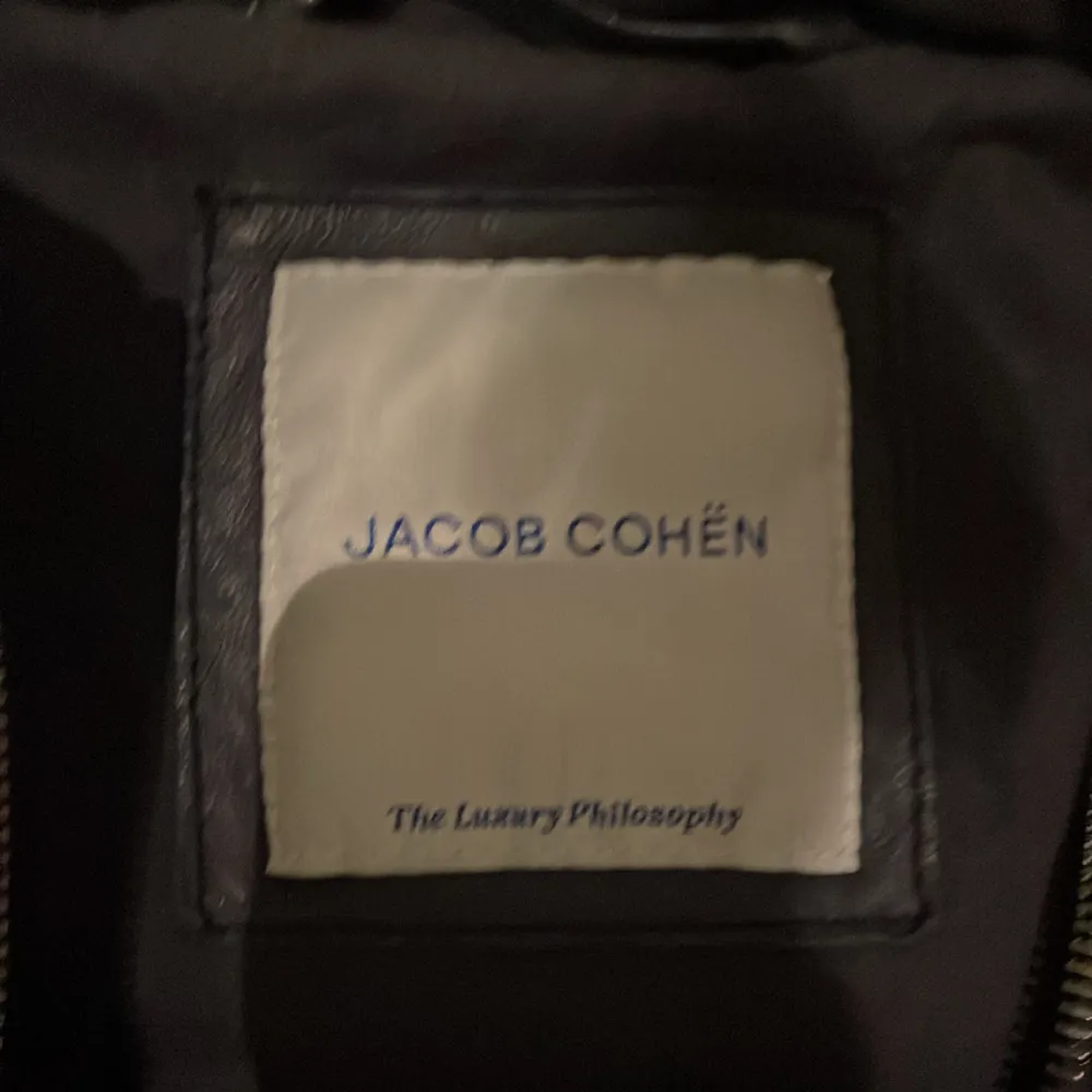 Säljer min exklusiva Jacob Cohen cardigan köpt frpn vestiare Nu pris ligger på 12 000 men då jackan är använd så sänks där av priset skick är 9/10. Jackor.
