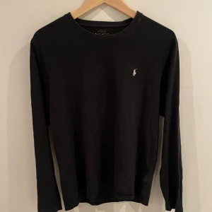 Tröja från Ralph Lauren - Snygg tröja från Ralph Lauren i Grymt skick, inga defekter. Storlek M. Modellen är 180 cm. Nypris 1399kr. Vårat pris 349kr. Skriv vid minsta intresse!📩