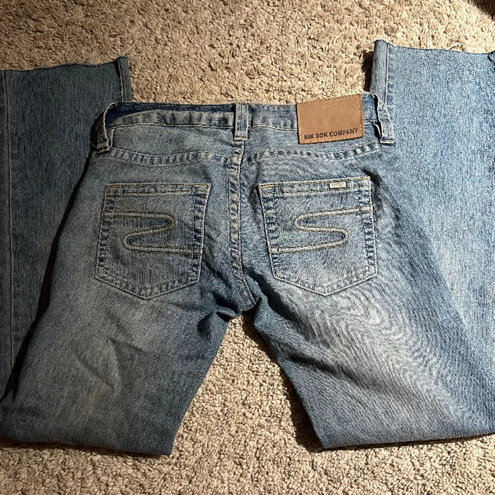 Super snygga bootcut jeans🥰 midjemått: 37 innerbenslängden: 69. Jeans & Byxor.