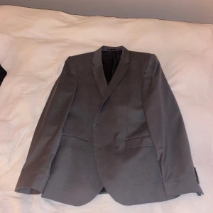Kavaj oversized  - Grå kavaj. Herrmodell som blir en väldigt snygg oversized fit på mig som är 165 och har strl S. Står ingen storlek i den. 