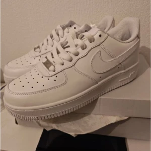 Nike airforces 1  - Trendiga skor som funkar för både tjejer och killar  Säljer dom då dom inte passade mig helt oanvända bara testade en gång inomhus helt rena helt fina inga crease märken så gott som nytt!😁