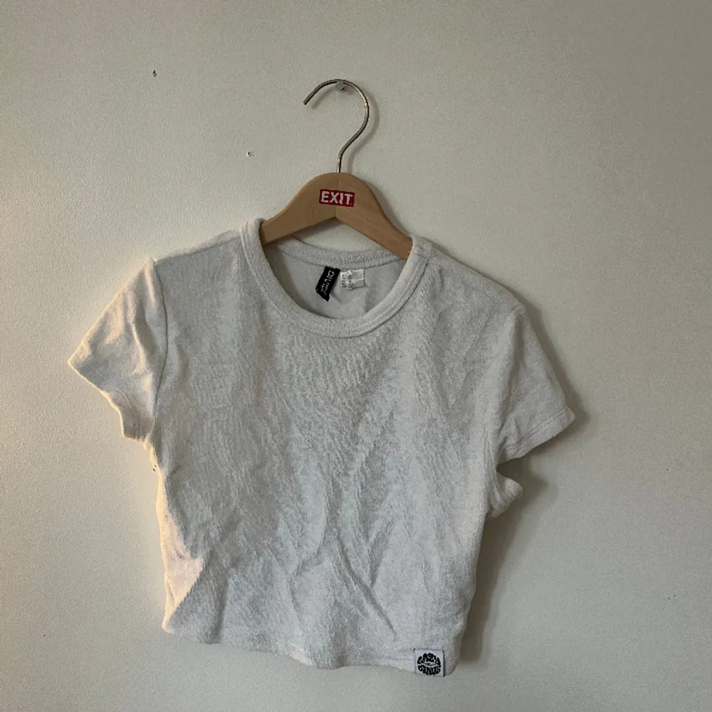 Vit croptop från h&m i storlek XS. Hör gärna av dig för fler bilder eller eventuella frågor!🤗. T-shirts.