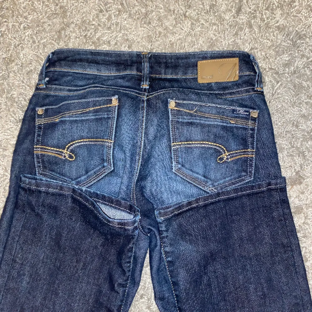 Marinblå Lågmidjade bootcut jeans från mavi. Använda fåtal gånger. Säljer pga att de sitter för tight. Pris går att diskutera ❤️ passar mig som är 170. Jeans & Byxor.