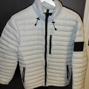 Peak Performance jacka  - Peak Performance Bolt slj storlek s i fint skick inga skador eller liknande man kan välja om man ska ha luva eller inte. Tror ny priset på den ligger runt 3000 priset kan diskuteras 