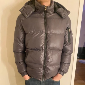 Brave soul jacka  - Säljer en jacka åt min kille,  oanvänd brave soul jacka  i storlek L, inga defekter skriv vid intresse av fler bilder eller frågor. Färgen gör sig inte riktigt rättvis på bild, ny pris 640, pris kan diskuteras vid snabb affär 