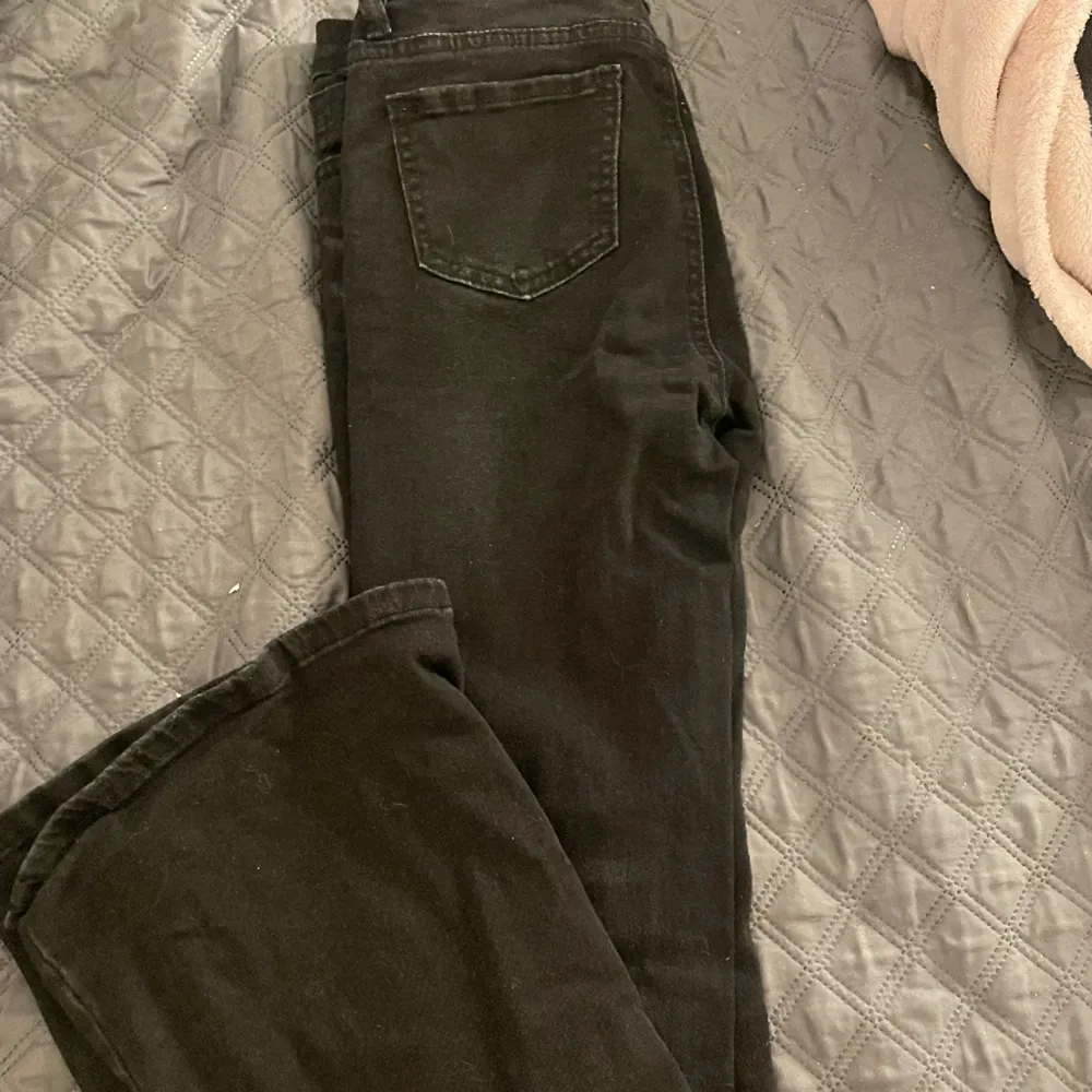 Säljer mina svarta bootcut jeans då dem inte kommer till användning, dem är lågmidjade och långa i benen på mig som är 168. Strl xs men skulle säga att dem passar s. Väldigt fina och sparsamt använda.. Jeans & Byxor.