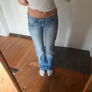 Lågmidjade vintage jeans  - Midjemåttet 40 (rätt över )  Lårmått: 25cm  Inerbenslängd: 81 cm  Jag är 170 cm  Använd dig utav köp nu 💕
