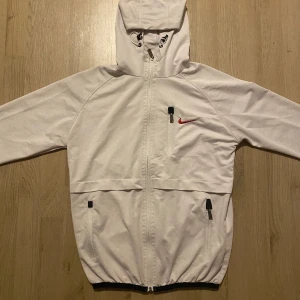 Nike zip hoodie - Säljer nu min Nike hoodie efter som att den har blivit aldeles för liten. Tröjan är i toppen sick och har taggigts bra hand om. 