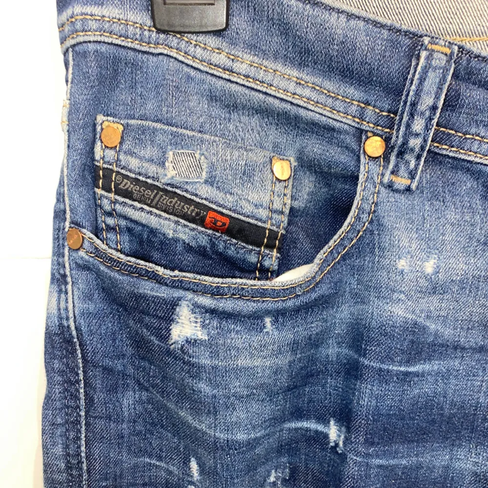 Ripped slim fit jeans, från Diesel. Köpt för 600. 9/10 skick. Jeans & Byxor.