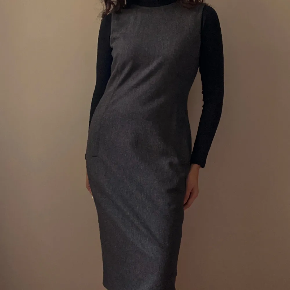 90s Vintage Calvin Klein Jumper Dress. Sleeveless with 2 Front Pockets. Back Side Zipper. Made in Italy. Excellent Condition   100% Wool  Best Fits S/M  104 CM/ 40.9 IN Length 80 CM/ 31.5 IN Chest 76 CM/ 29.9 IN Waist 88 CM/ 34.6 IN Hips. Klänningar.
