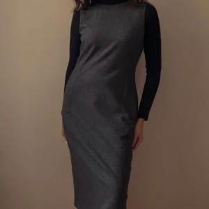 Vintage Calvin Klein Grey Wool Jumper Dress - 90s Vintage Calvin Klein Jumper Dress. Sleeveless with 2 Front Pockets. Back Side Zipper. Made in Italy. Excellent Condition   100% Wool  Best Fits S/M  104 CM/ 40.9 IN Length 80 CM/ 31.5 IN Chest 76 CM/ 29.9 IN Waist 88 CM/ 34.6 IN Hips