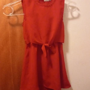 Julklänning med silver glitter från name it - Storlek 110 från Market name it julklänning med små silvriga glitter