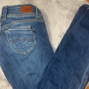 Ursnygga lowwaist jeans - Jätte snygga low waist jeans från pepe jeans. Den har en jätte fin design på baksidan. Jag säljer de för jag använder de inte.  Kontakta mig på Plick om ni är intresserade. 25X30. Nypris:1000kr💙