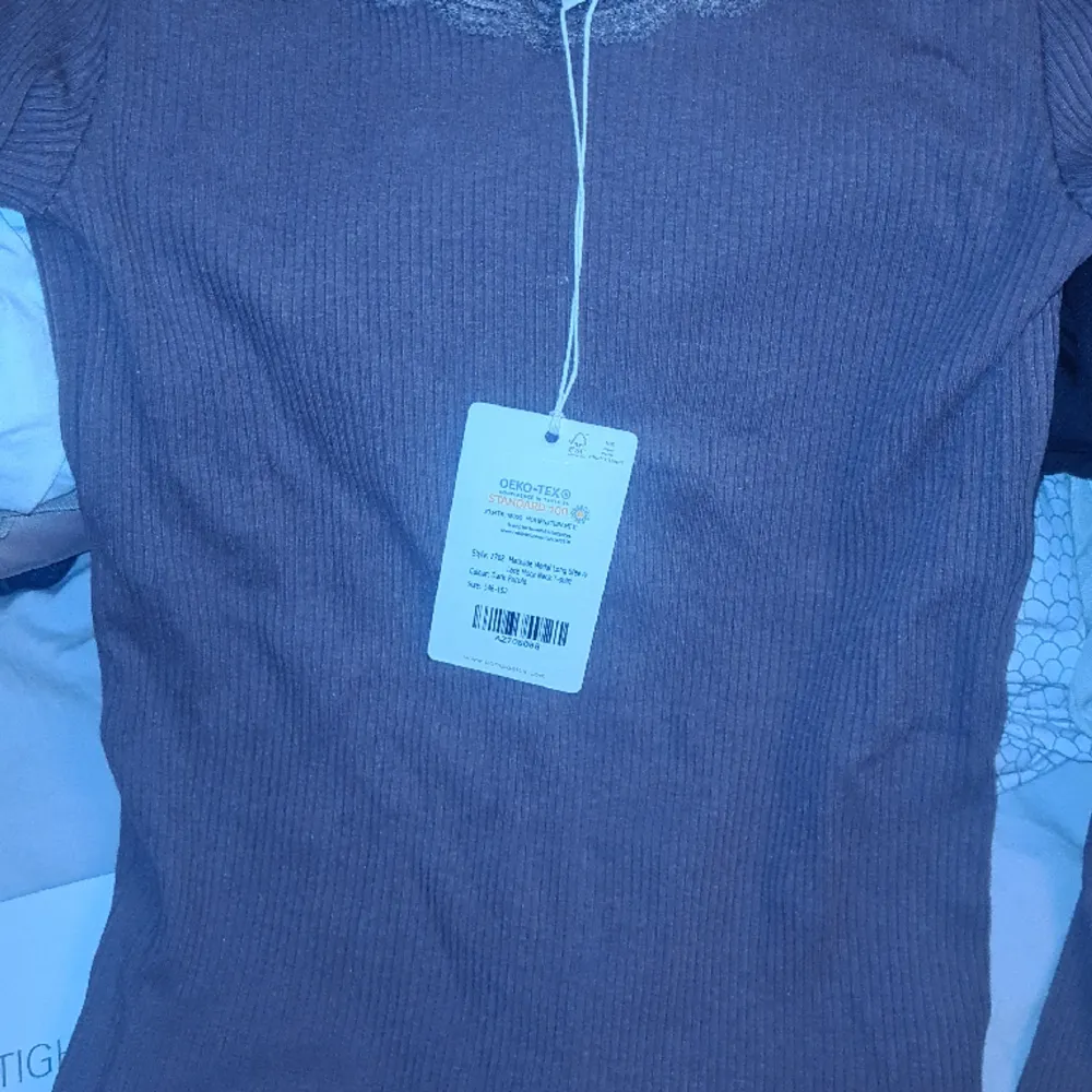 Säljer denna långärmade tröjan då den inte kommer till användning,storlek 152-158 men skulle säga att den passar 134-170 i storleken med. Tryck ej köp nu. Blusar.