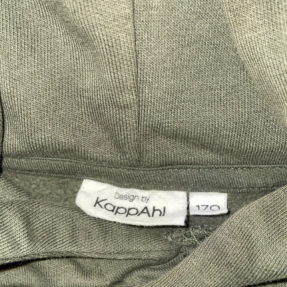 Hoddie från Kappahl med ficka över magen Mörkgrön/kamoflauge grön.  Mycket bra skick, inget slitage eller tecken på användning. . Hoodies.
