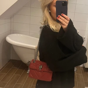 Kurt Geiger väska - Säljer min älskade Kurt Geiger väska i färgen röd! Den är sparsamt men väl använd och därför förekommer defekter! 