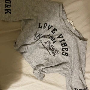 Croppad T-shirt  - Fin Croppad T-shirt. Säljer då den aldrig används. Nyskick. Passar strlk xxs, möjligen xs. Hör av dig vid frågor!